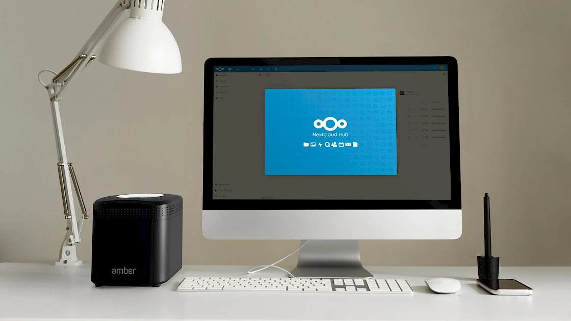 Een desktopcomputer met Nextcloud in de browser, gehost op het AmberPRO-apparaat ernaast.